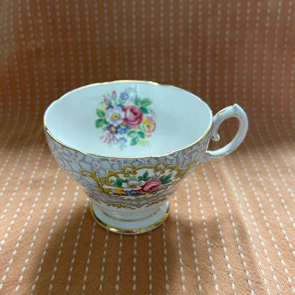 Queen AnneGainsborough China Teacup - Picture 2 of 9